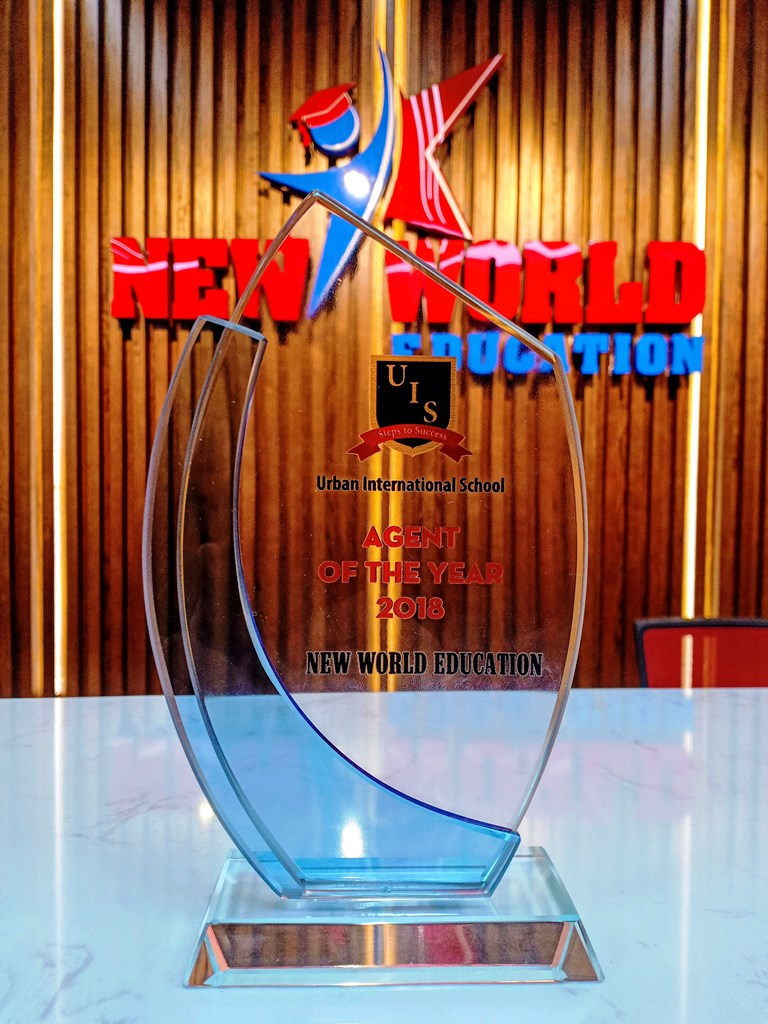 Giải thưởng Agent of the year 2018 từ trường Urban International School UIS